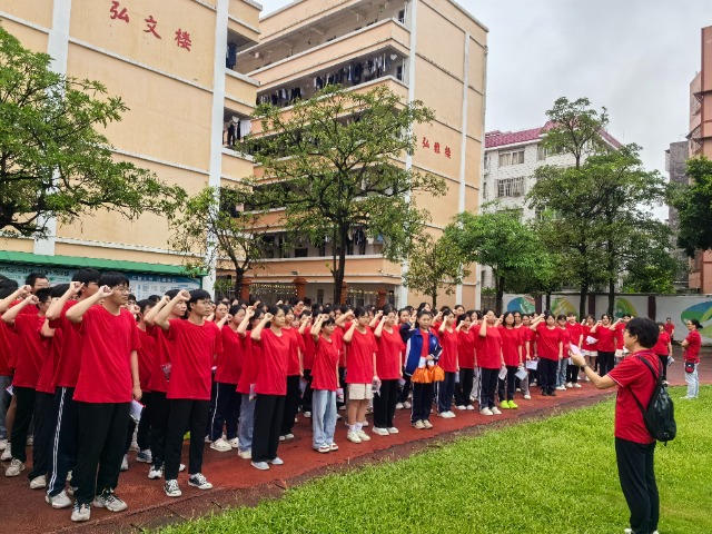 6月7日上午，2024年高考語文開考前，玉林市福綿高級中學學生整裝待發(fā)，聆聽領(lǐng)隊老師講話。（李紅梅）.jpg