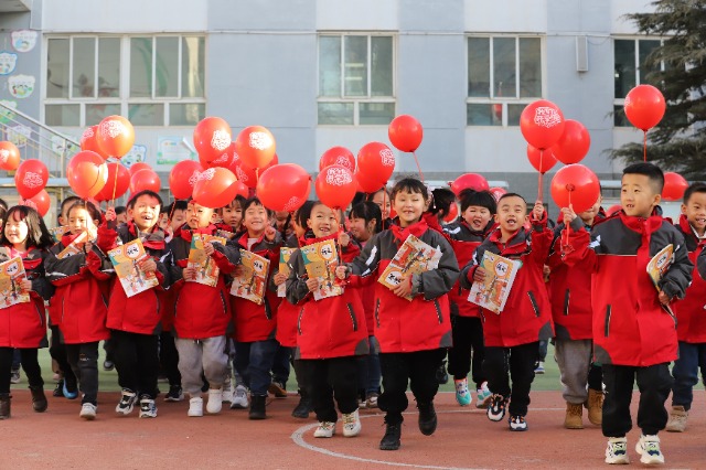 01——2月19日，甘肅省平?jīng)鍪嗅轻紖^(qū)西大街小學(xué)教育集團(tuán)，學(xué)生們領(lǐng)取到新課本后在校園里高興地奔跑。.JPG