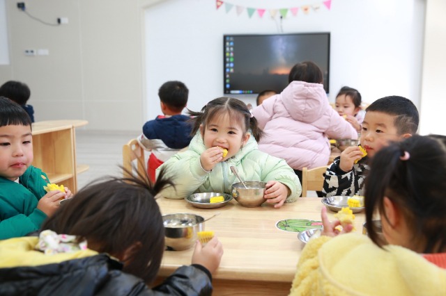 錦江幼兒園托班點心時間 幼兒園供圖.JPG