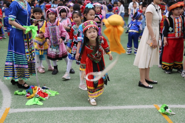 南寧市星湖小學(xué)一、二年級的學(xué)生開展了壯族競技項(xiàng)目“背簍繡球”.JPG