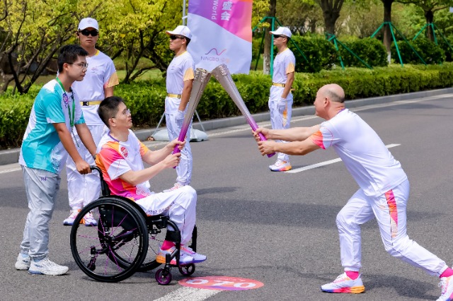 寧波職業(yè)技術(shù)學(xué)院學(xué)生志愿者為亞運(yùn)“薪火”相傳保駕護(hù)航 學(xué)校供圖.jpg