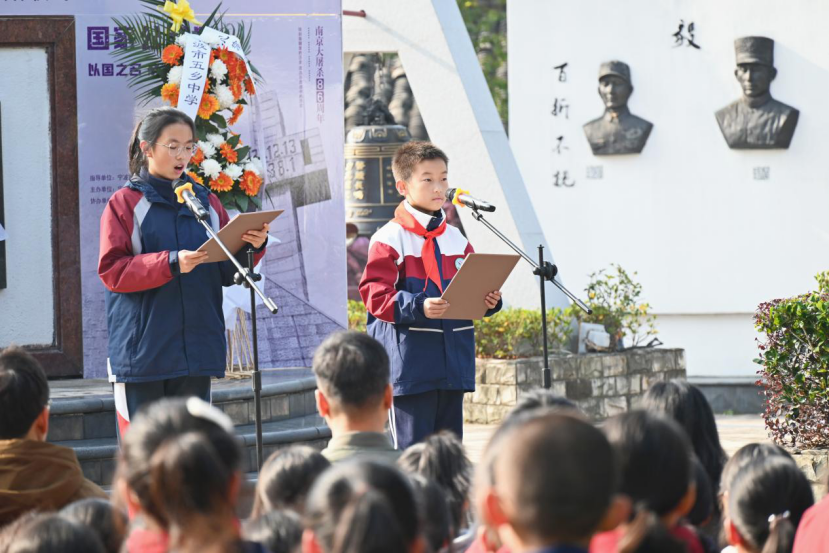 高中生與小學(xué)生一起講紫金草的故事 學(xué)校供圖.png