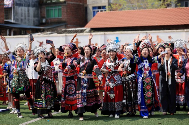 圖1：4月9日，在廣西柳州市融安縣實(shí)驗(yàn)小學(xué)校園，師生們?cè)谶M(jìn)行山歌對(duì)唱。（譚凱興 攝）.JPG